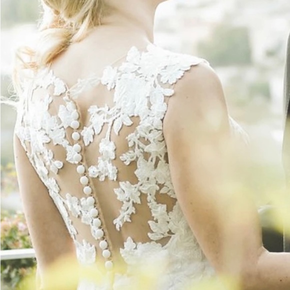 Simple Sheath Jewel Neck Lace Wedding Dress With Appliques - Picture 3 of 4